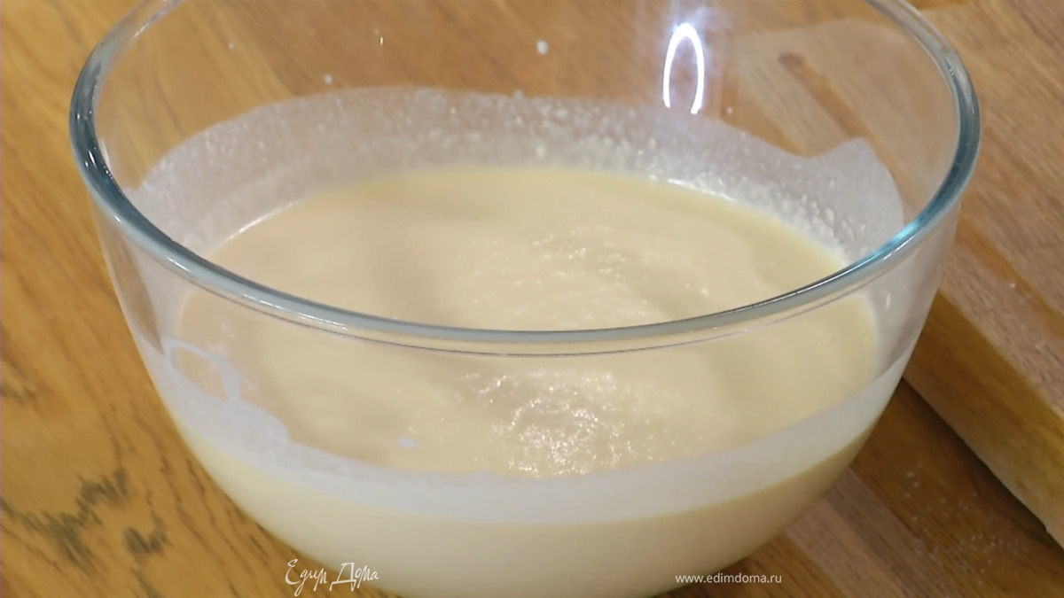 В стакан для взбивания влить молоко и растопленное масло, добавить яйцо и желток, всыпать просеянную муку, сахар, соль и взбить все блендером с насадкой-венчиком.<br />
 