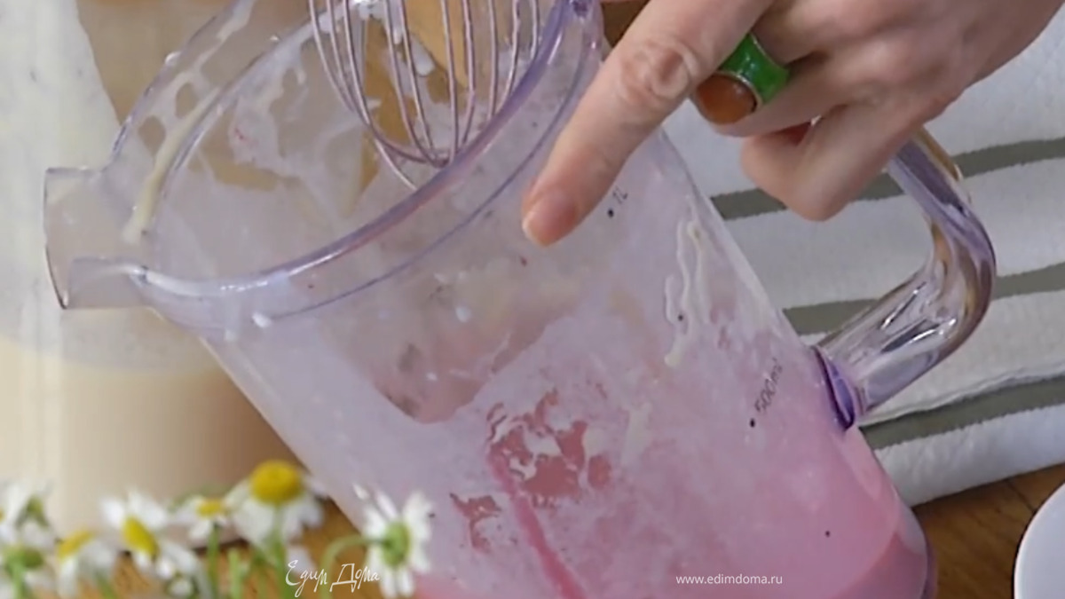 Влить в тесто свекольный сок и перемешать.<br />
 