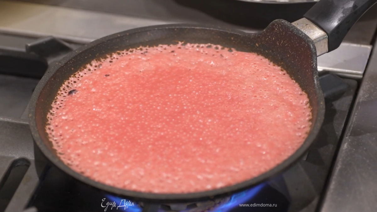 Кисточкой смазать разогретую сковороду оставшимся сливочным маслом и напечь блинов.