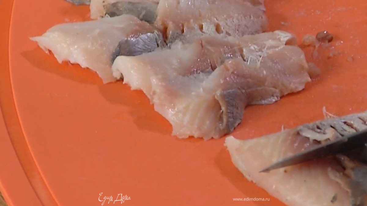 Селедку нарезать небольшими кусочками.
