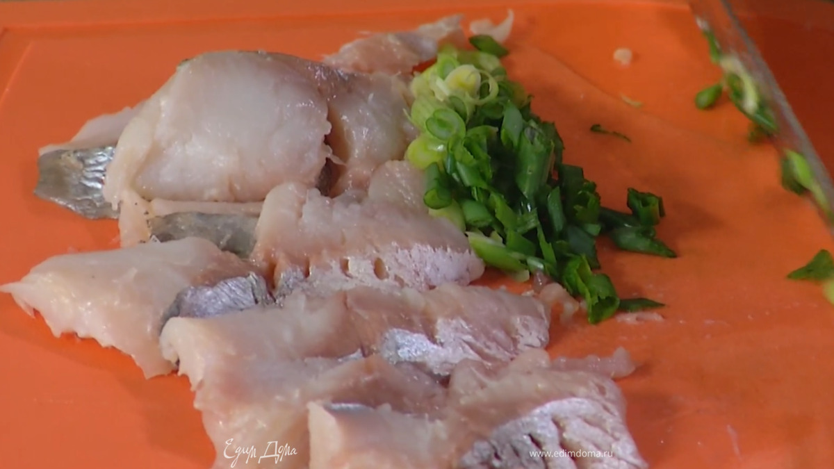 Зеленый лук тонко нарезать наискосок.