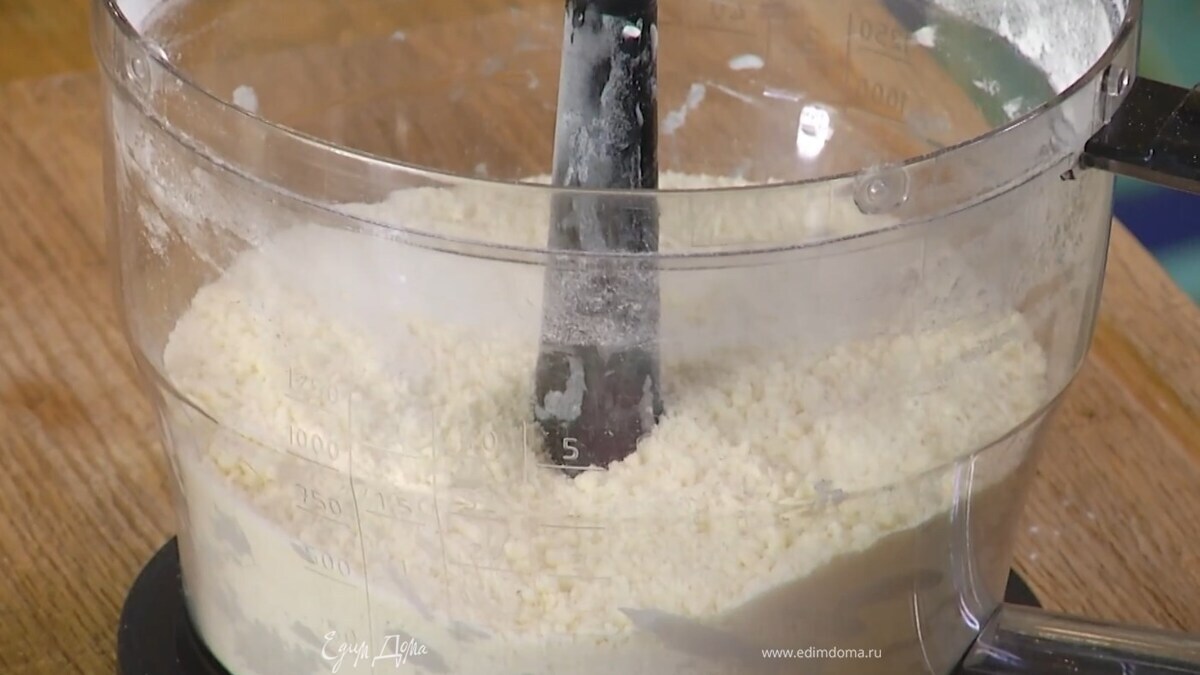 Предварительно охлажденное сливочное масло нарезать кубиками, выложить в чашу блендера, всыпать просеянную муку, сахарную пудру, ванильный сахар, все посолить и измельчить в крошку.