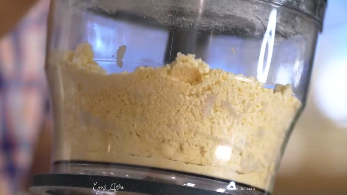 В тесто добавить яичный желток и взбить еще немного.