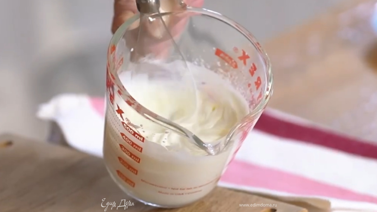 Сливки взбить блендером с насадкой- венчиком в густую массу.