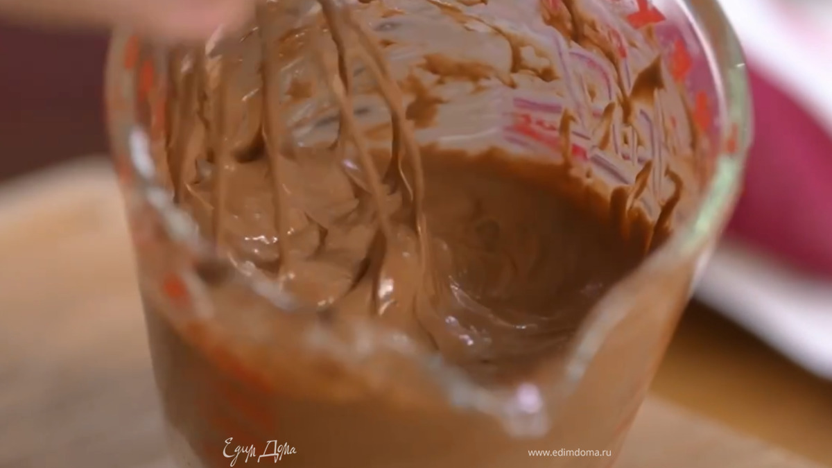 Приготовить крем: шоколад растопить на водяной бане и, непрерывно перемешивая венчиком, влить во взбитые сливки.