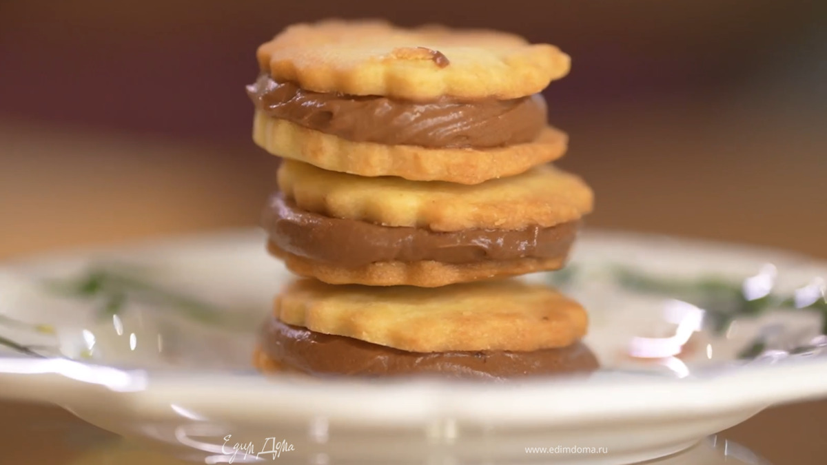 Шоколадный крем выложить в кондитерский мешок, выдавливать его на печенье и соединять попарно.