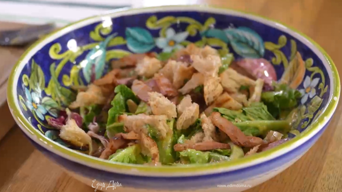 Радиккио нарезать небольшими кусочками и отправить в салат, добавить крутоны и грудинку, все перемешать.