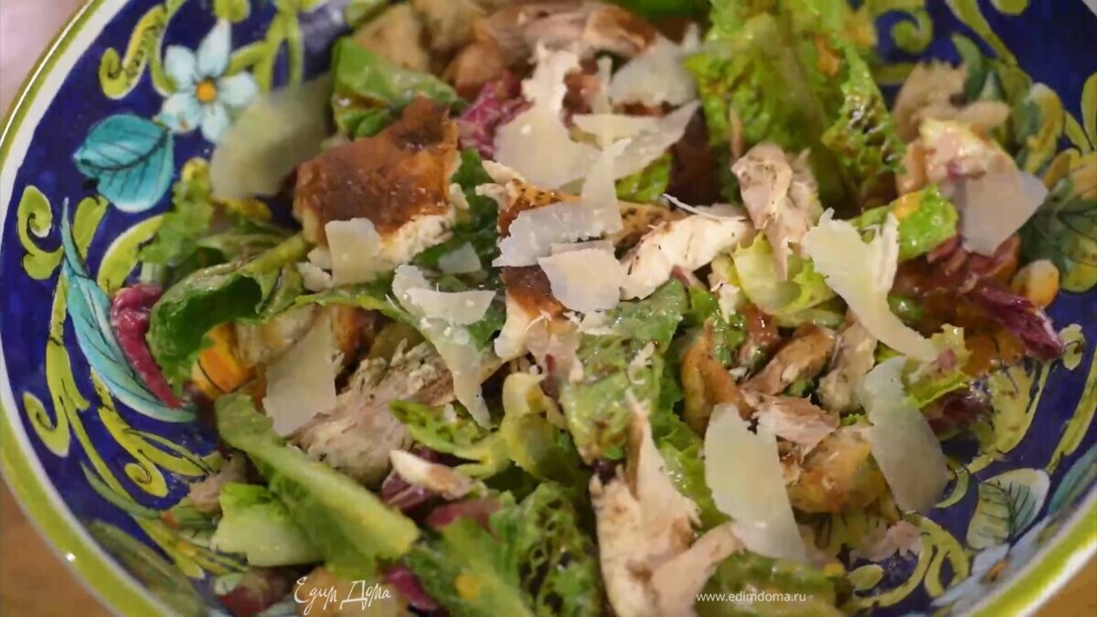 Мясо теплого цыпленка отделить от костей, порвать руками и выложить на салат, сбрызнуть все бальзамическим уксусом.