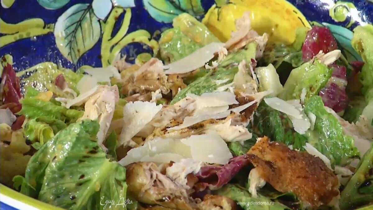 Пармезан нарезать тонкими хлопьями и выложить на салат.