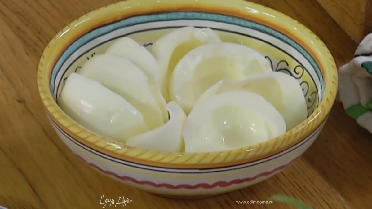 Яйца отварить до готовности, затем почистить и отделить белки от желтков.