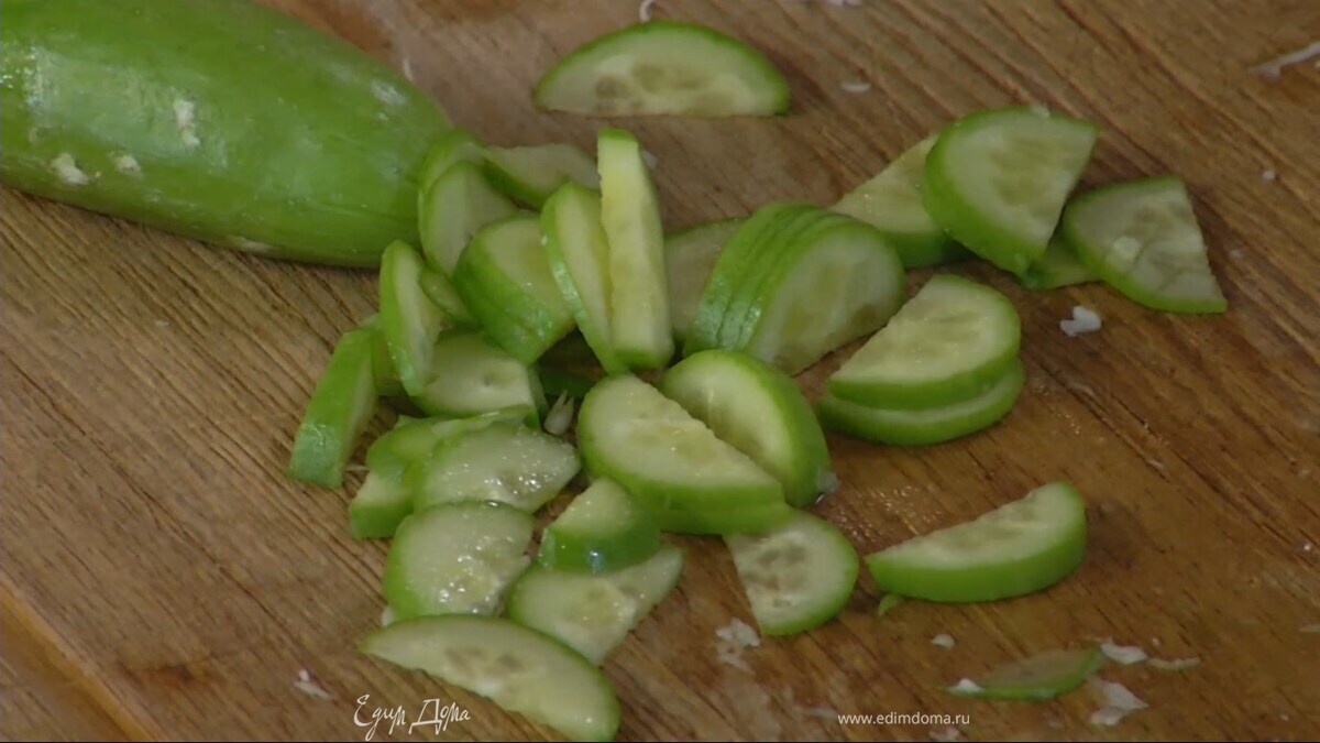 Огурцы нарезать тонкими полукружьями.