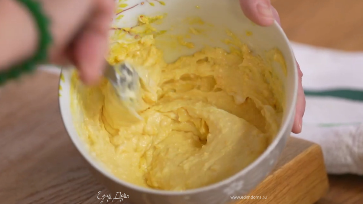 Приготовить заправку: яичные желтки выложить в пиалу и размять вилкой, добавить оливковое масло, горчицу, все слегка посолить и растереть, затем добавить сметану и перемешать.