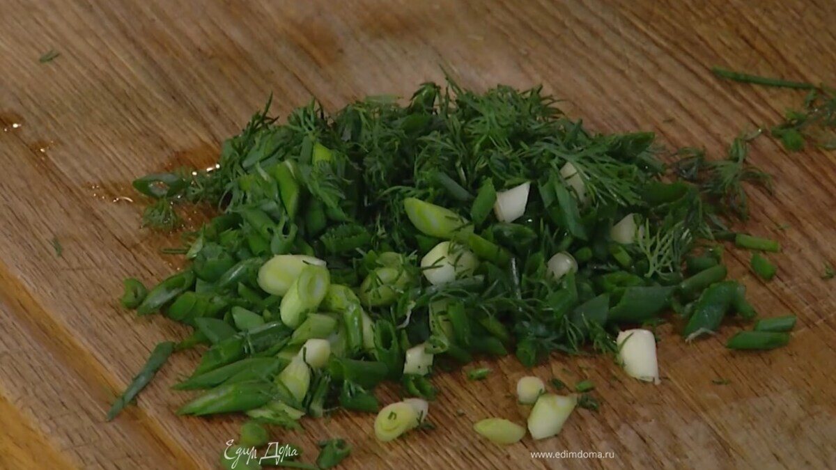 Зеленый лук и укроп нарезать не слишком мелко.