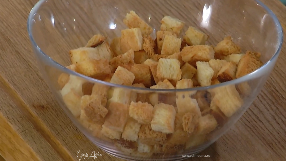 Булку нарезать кусочками и подсушить в духовке, затем измельчить блендером в панировочные сухари.