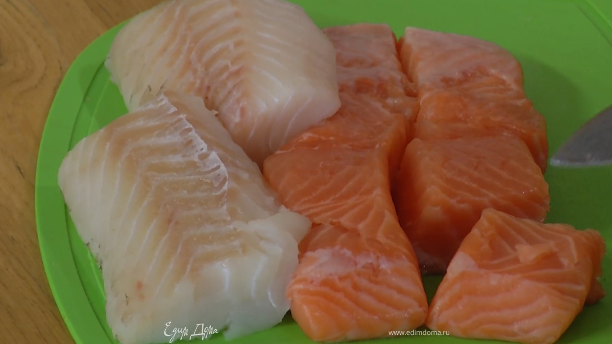 Половину рыбы нарезать небольшими кусочками.