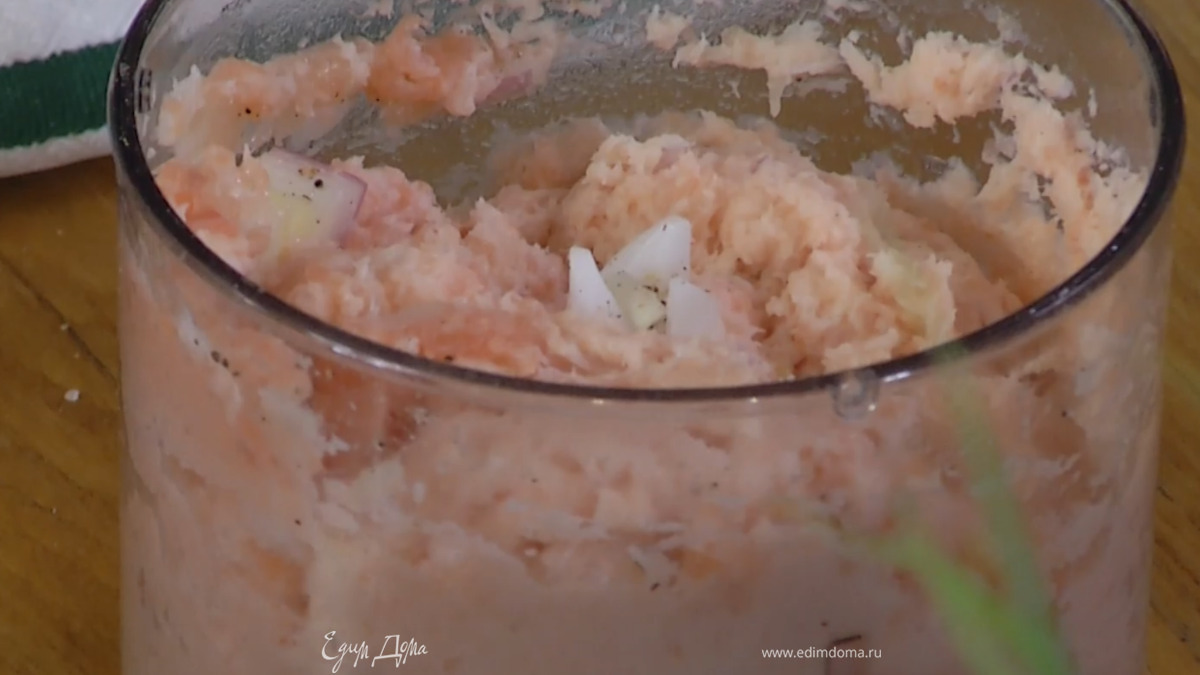 В чашу блендера выложить нарезанную рыбу и лук, все немного посолить, поперчить, влить 1 ст. ложку ледяной воды и взбить.