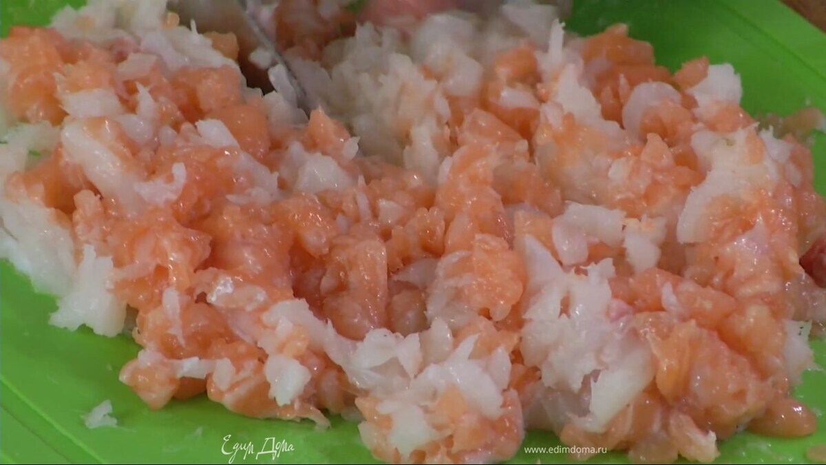 Оставшуюся рыбу нарезать очень маленькими кусочками.