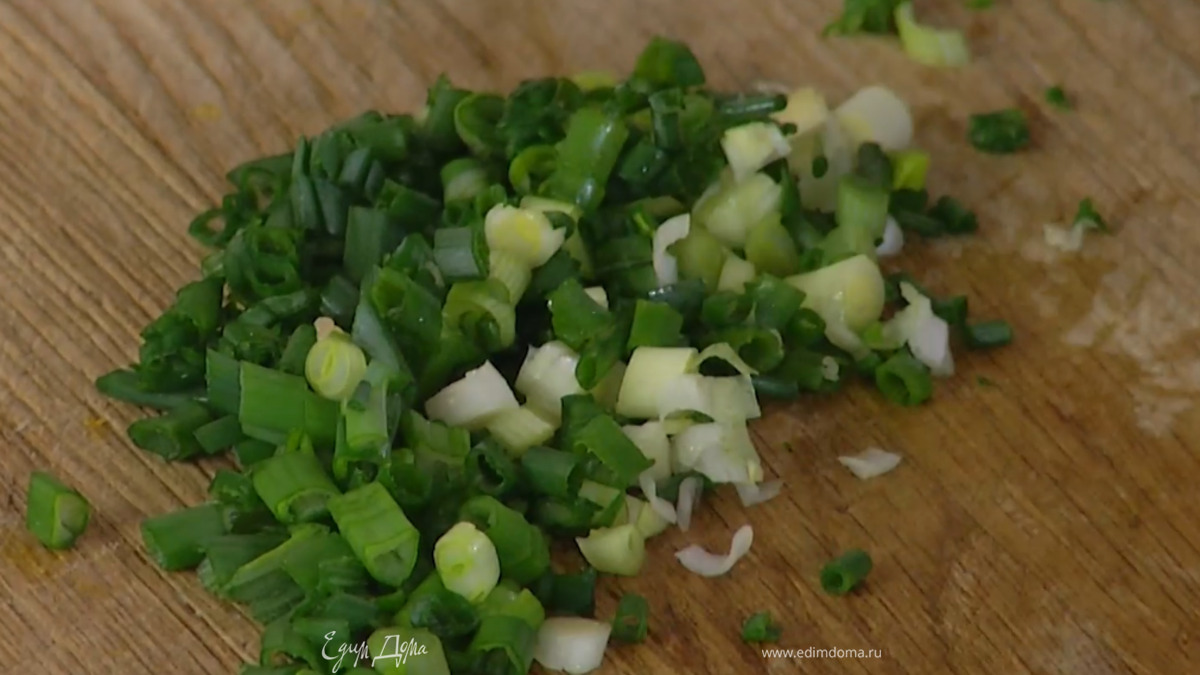 Зеленый лук мелко порубить.