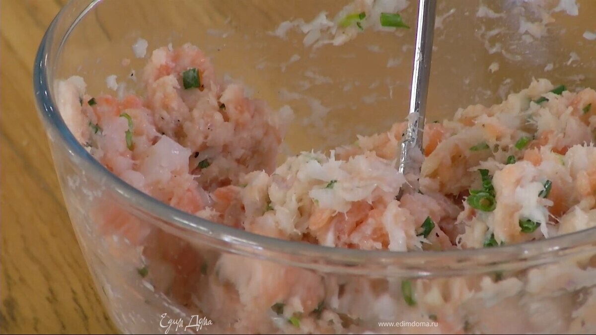 В глубокой миске соединить всю рыбу, зеленый лук, посолить, поперчить, влить 1 ст. ложку ледяной воды и перемешать. Сформировать из фарша котлеты и обвалять их в панировочных сухарях.