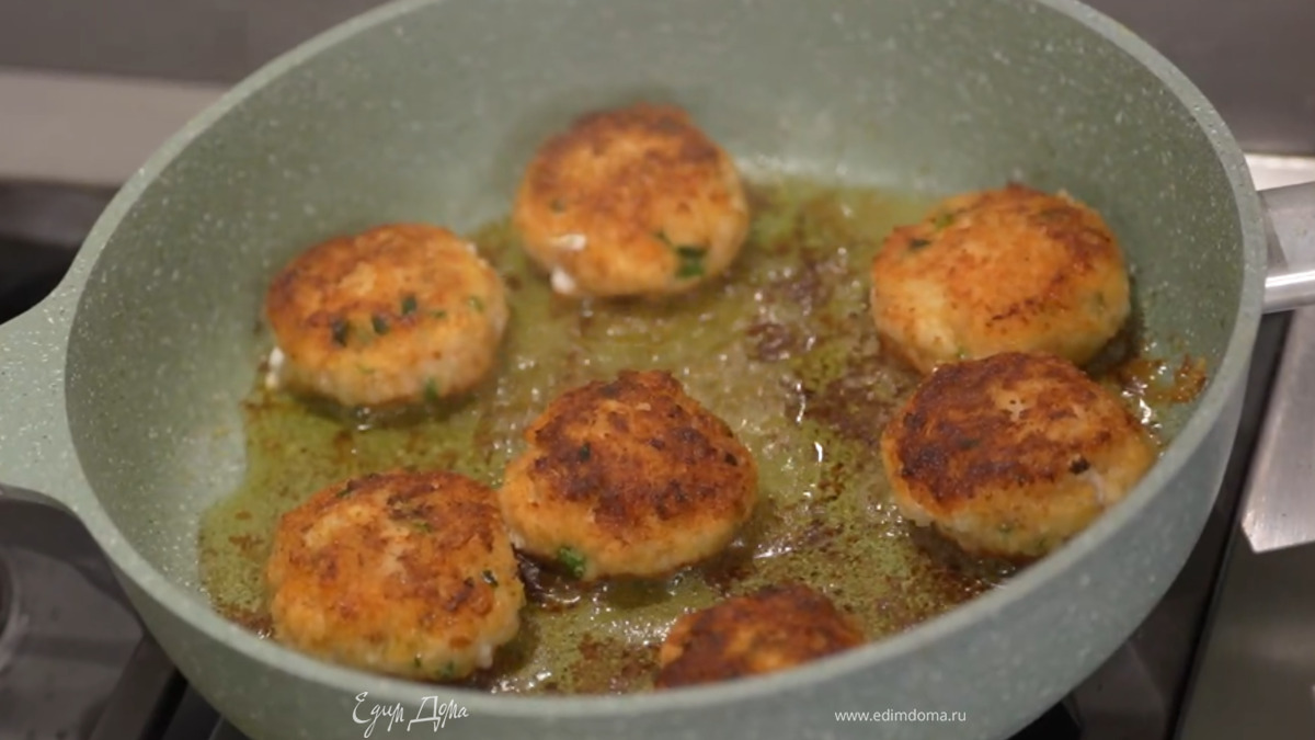 Разогреть в сковороде сливочное и растительное масло и обжаривать котлеты с одной стороны до появления румяной корочки, затем перевернуть, накрыть крышкой и жарить до готовности.