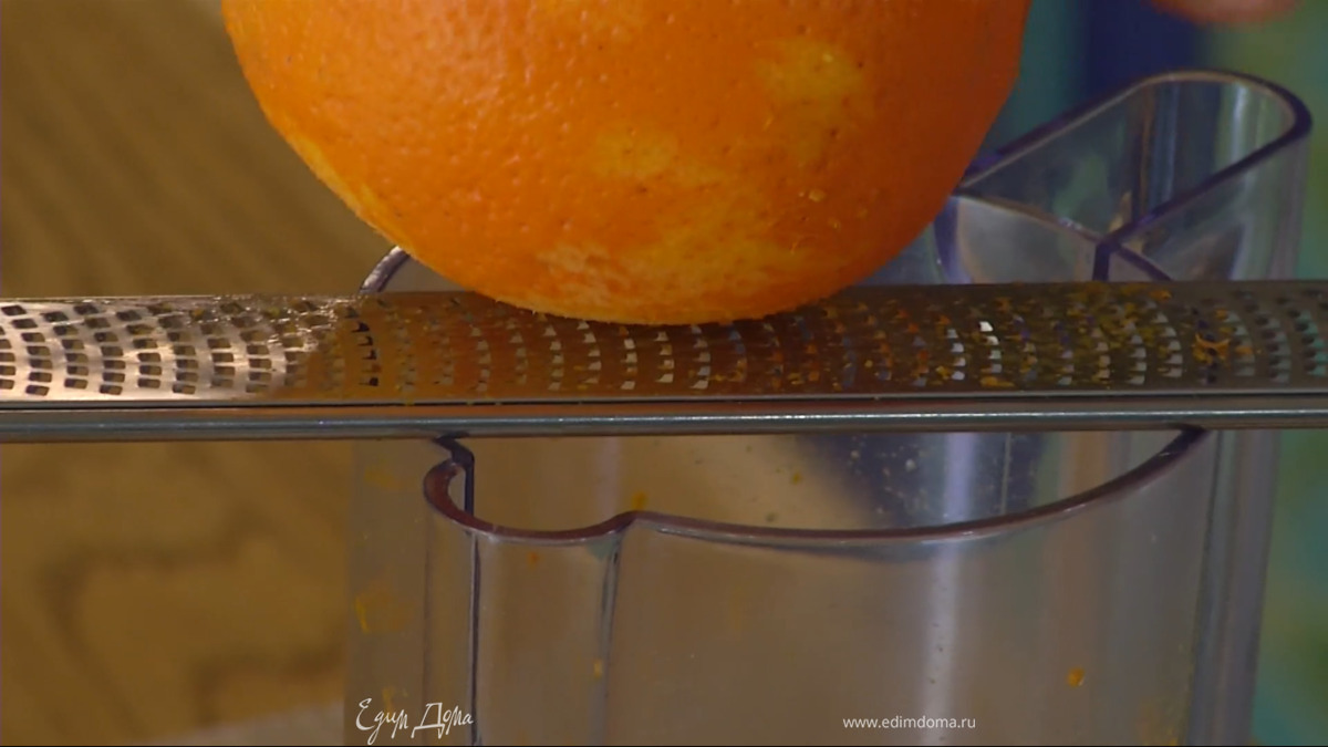 Цедру одного апельсина натереть на мелкой терке, выжать 80 мл сока.