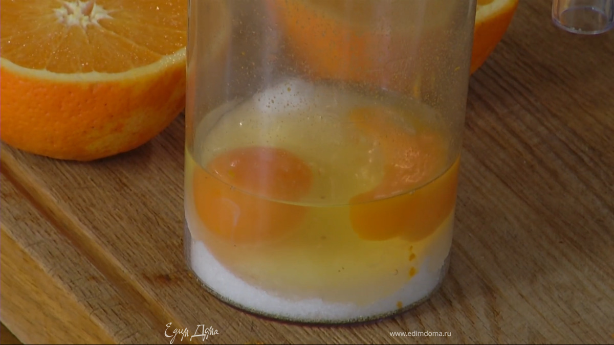 В стакан для взбивания разбить яйца, добавить 150 г сахара, цедру и взбить все блендером с насадкой-венчиком в пышную массу, затем влить растительное масло, апельсиновый сок и взбить еще немного.