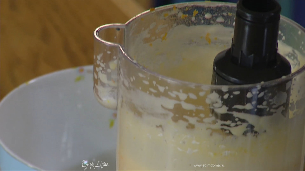 Муку просеять, перемешать с разрыхлителем и, продолжая взбивать, небольшими порциями ввести в яично-сахарную массу.