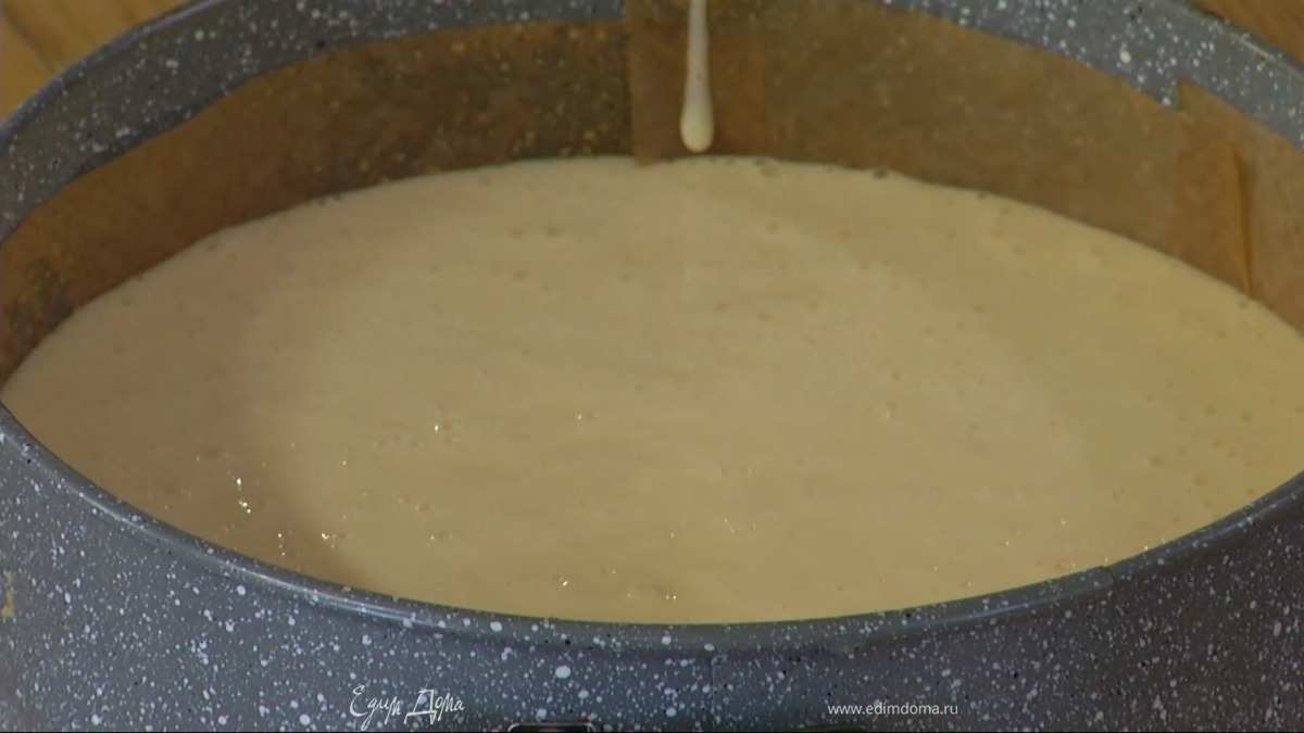 Дно и бока разъемной формы для выпечки выстелить пекарской бумагой, вылить тесто и выпекать кекс в разогретой духовке 30 минут.