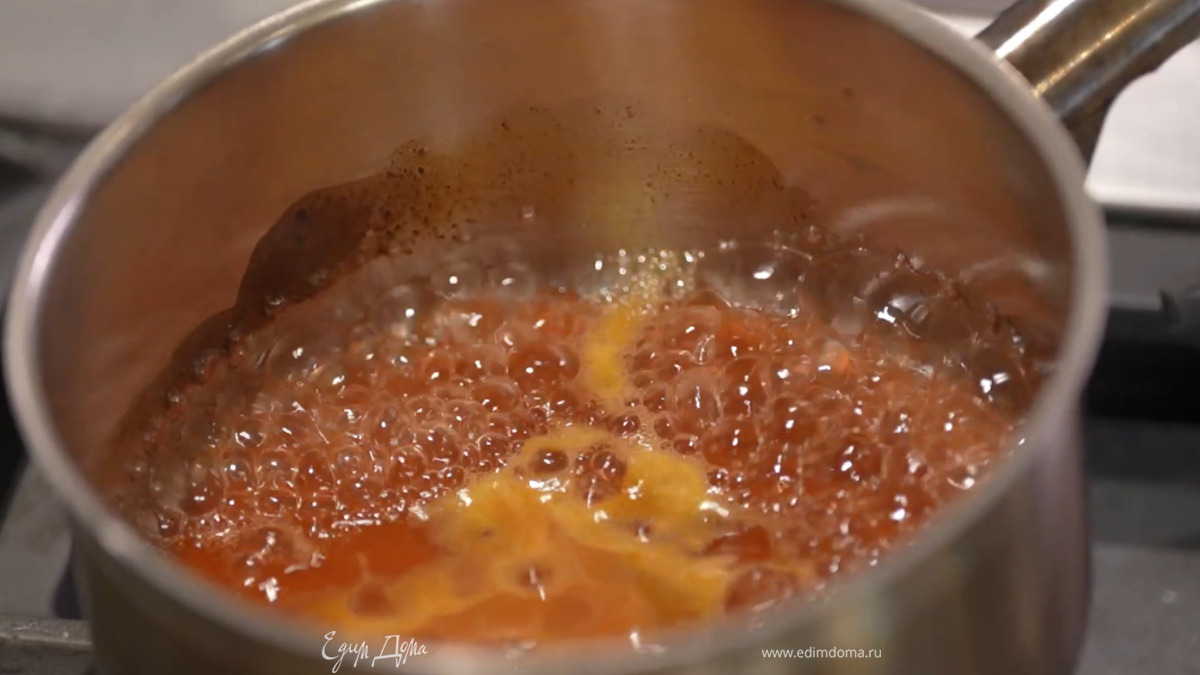 Приготовить сироп: из оставшегося апельсина выжать 120 мл сока, влить в ковшик, добавить сахар и немного уварить.