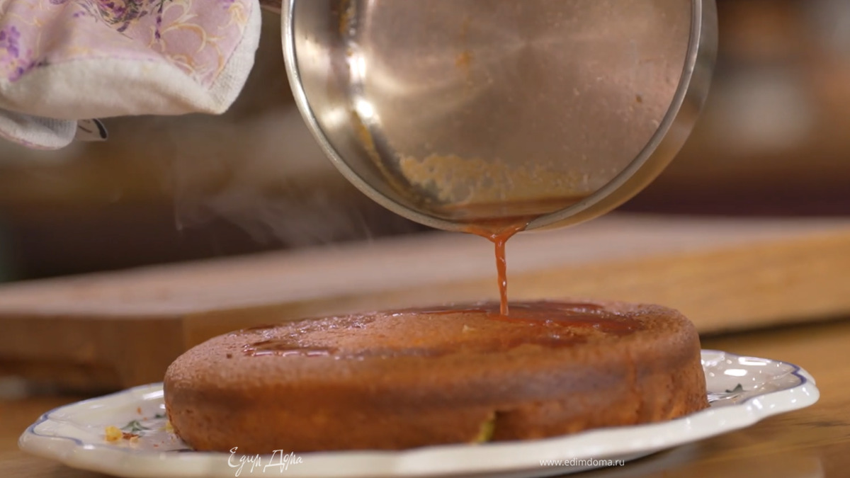 Готовый кекс часто наколоть шпажкой и полить горячим сиропом.
