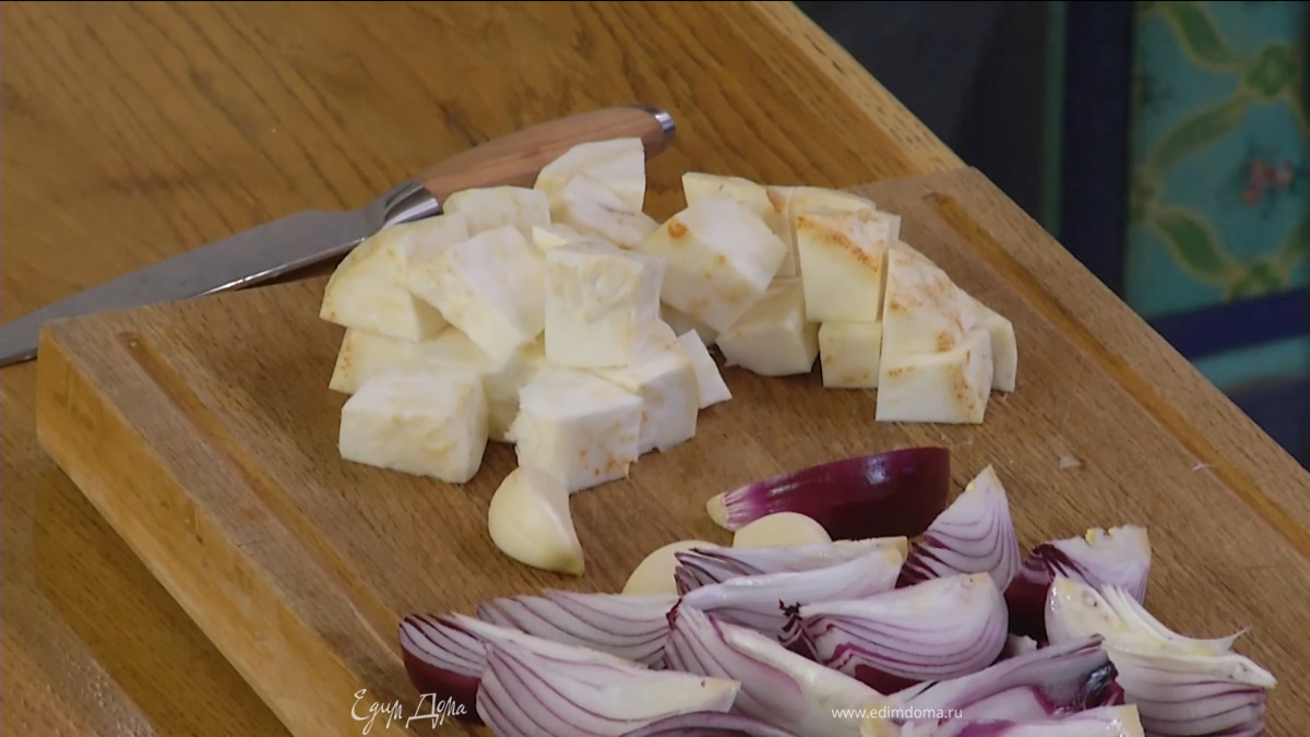 Корень сельдерея почистить, нарезать кусочками и выложить к картофелю.