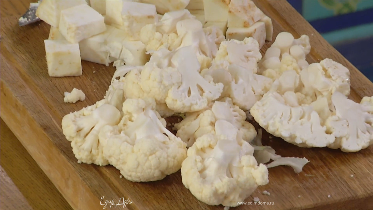 Цветную капусту разобрать на соцветия, кочерыжку и грубые черенки срезать.