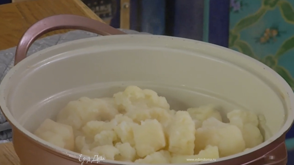 Отправить цветную капусту в кастрюлю с овощами и варить все до готовности, затем большую часть воды слить.