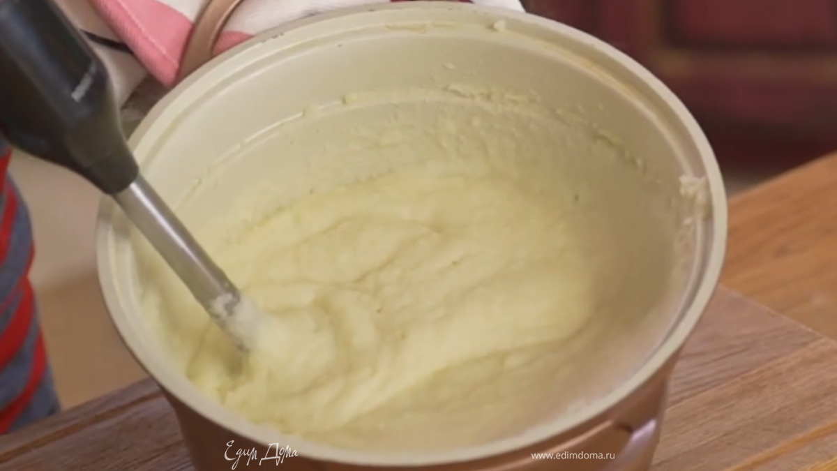 В конце добавить оставшееся сливочное масло и еще немного взбить.