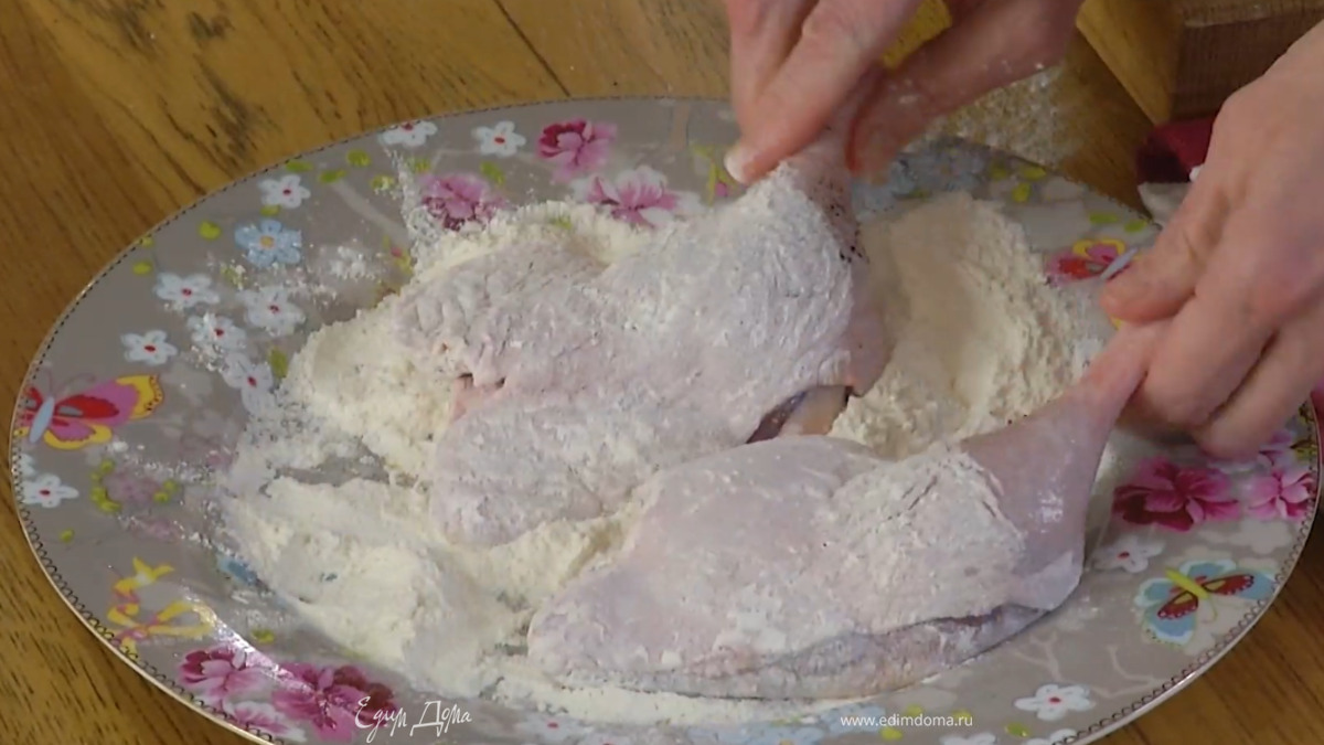 Ножки посолить, поперчить и обвалять в муке со всех сторон.