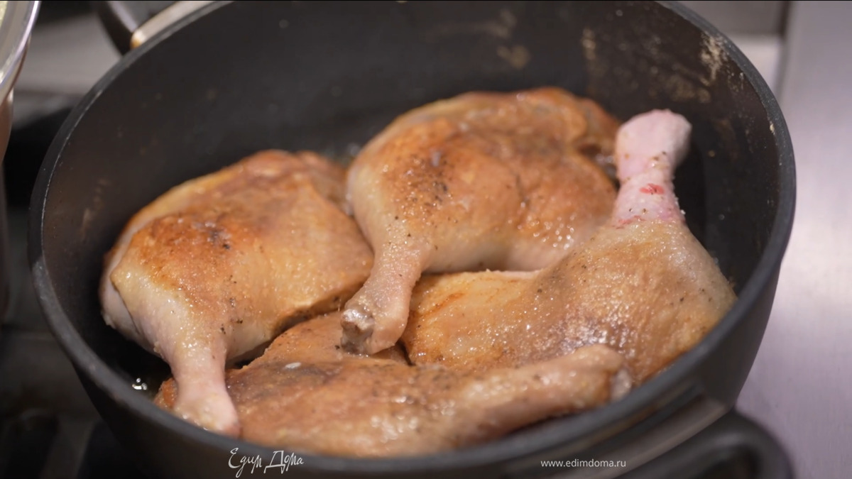 Разогреть в тяжелом сотейнике оливковое и сливочное масло, выложить ножки кожей вниз и обжаривать на сильном огне до появления золотистой корочки.