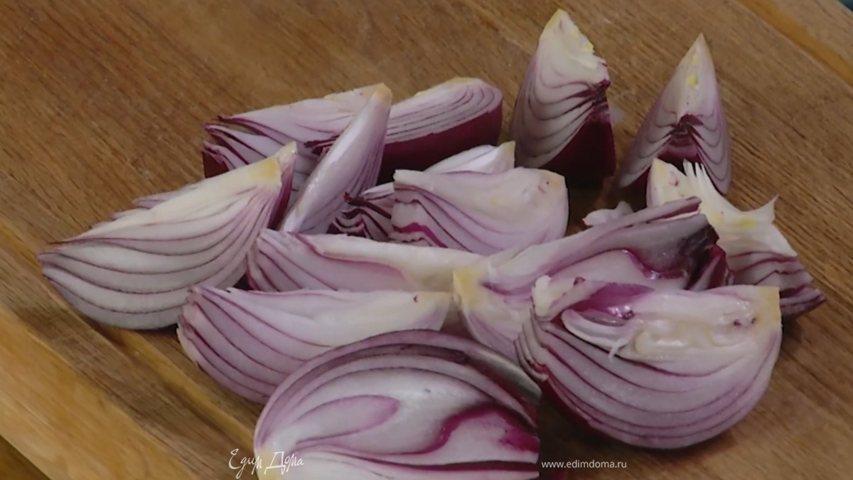 Красный лук почистить и нарезать дольками.