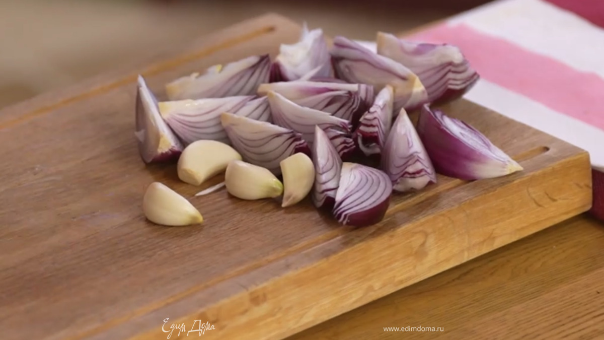 Чеснок почистить.