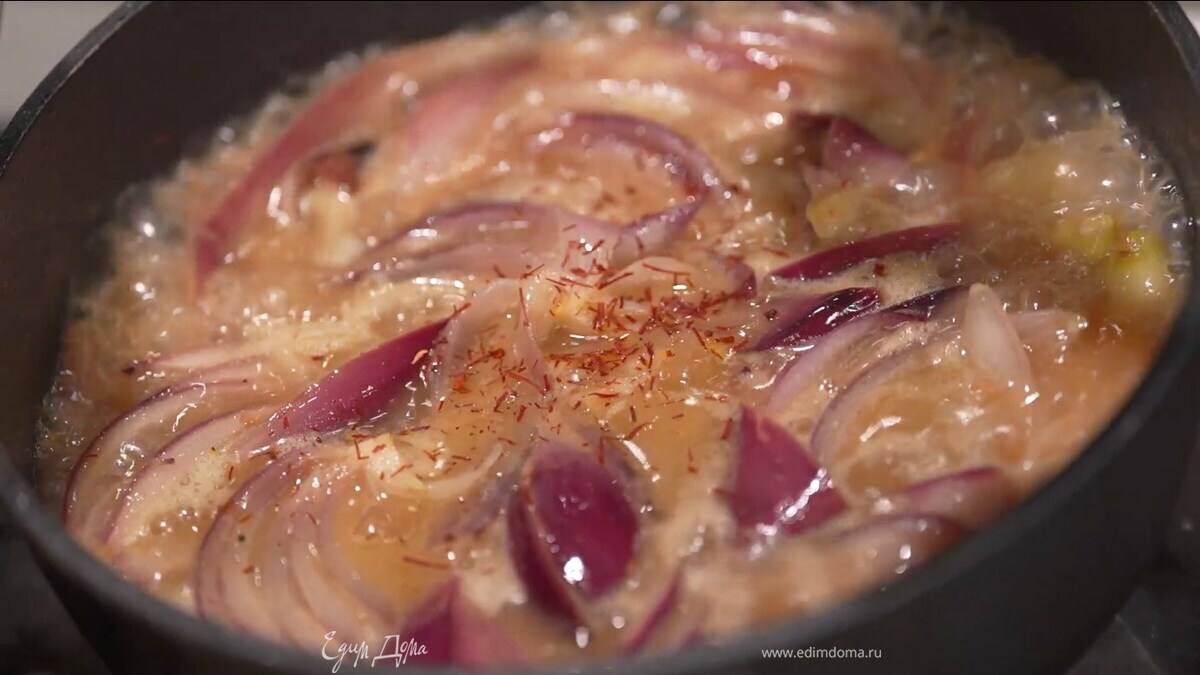 Сидр влить к луку с изюмом и чесноком и дать алкоголю немного выпариться, затем всыпать шафран.