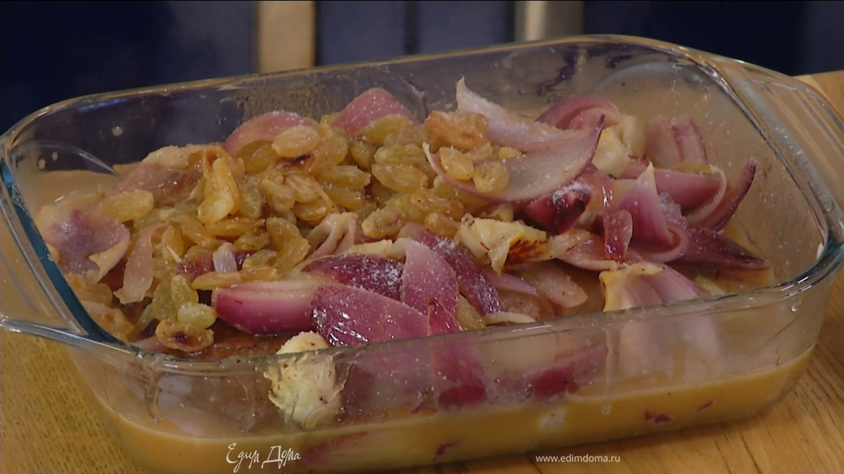 Утиные ножки выложить в жаропрочную форму и смазать со всех сторон медом, затем залить все луковой смесью, посолить, добавить немного бульона.