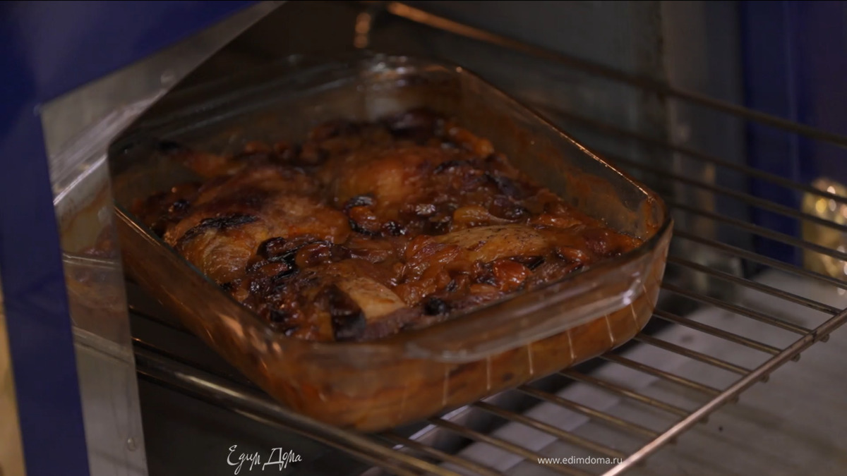 Затянуть форму фольгой и отправить в разогретую духовку, через 10 минут понизить температуру до 160°С и томить примерно 2 часа.<br />
Готовые ножки украсить веточками тимьяна.