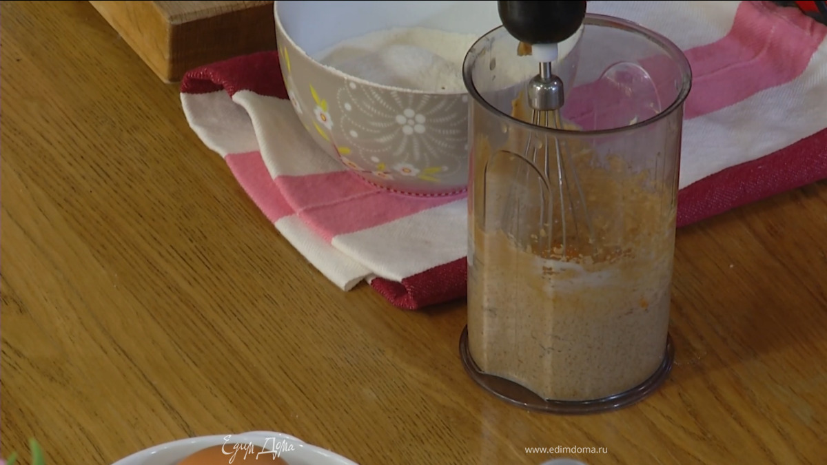 Сахар всыпать в стакан для взбивания, добавить предварительно размягченное сливочное масло, арахисовую пасту и взбить все блендером с насадкой-венчиком, затем добавить яйцо и взбить еще немного.
