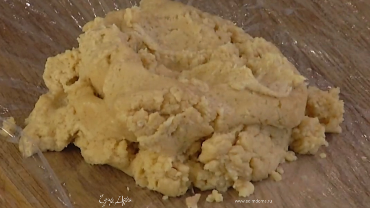 Просеять 150 г муки, перемешать ее с разрыхлителем, всыпать в арахисовую массу и взбивать до получения однородной консистенции.