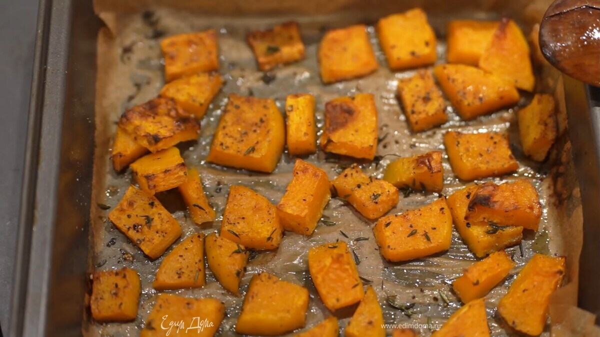 Запекать тыкву в разогретой духовке 15 минут.