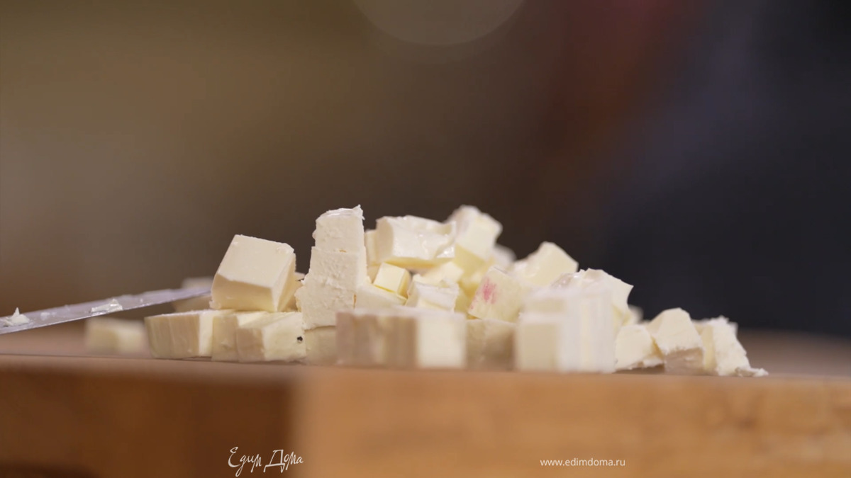 Фету нарезать небольшими кусочками.