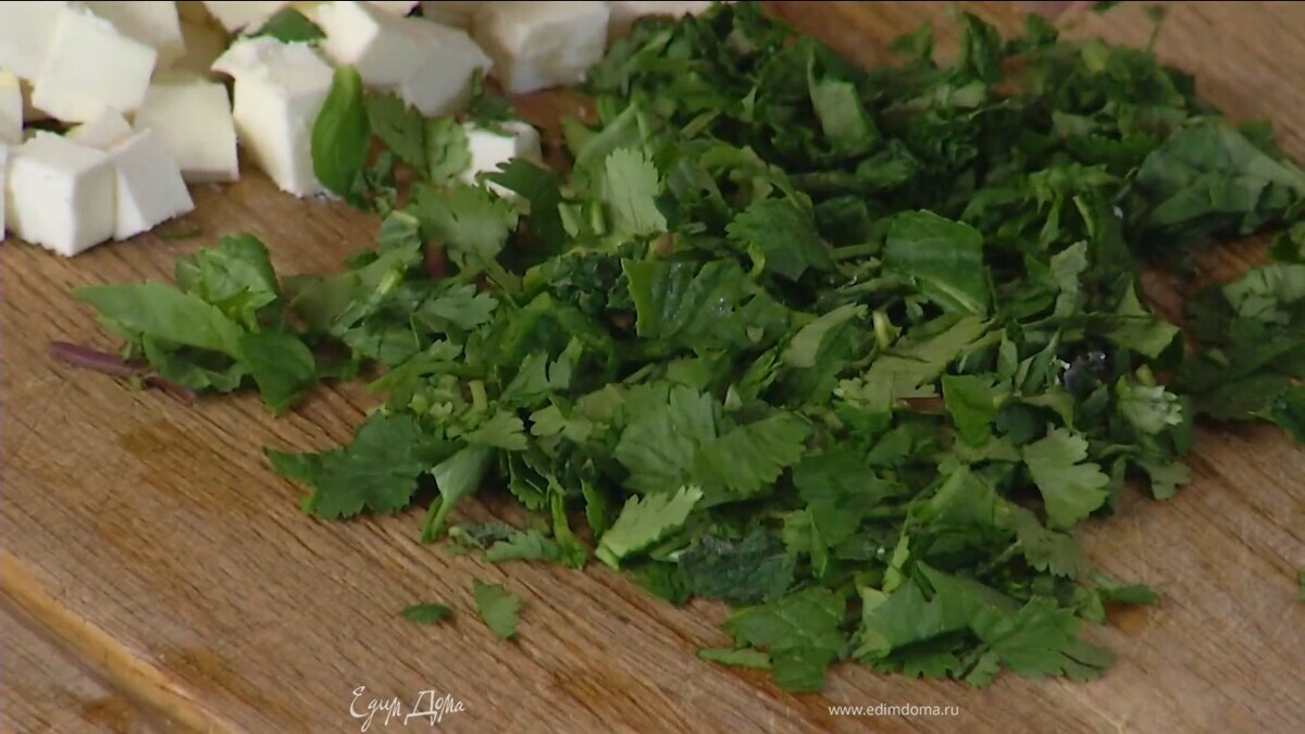 Всю оставшуюся зелень мелко порубить.