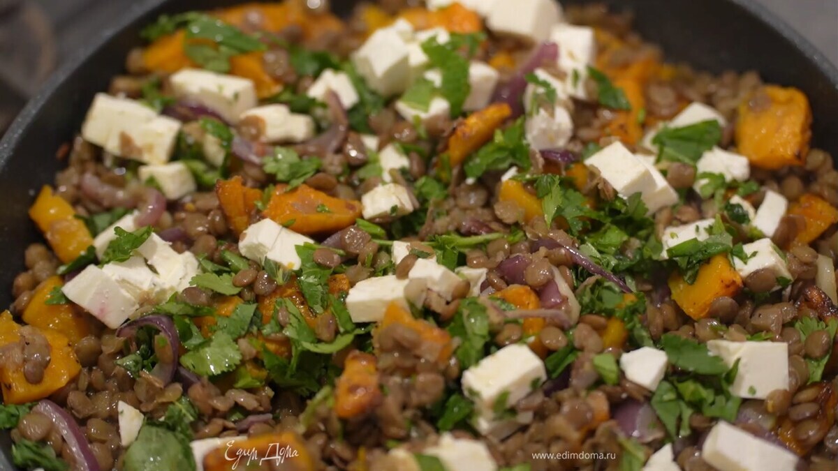 Зелень и фету добавить в сковороду с чечевицей, перемешать и прогревать еще пару минут.