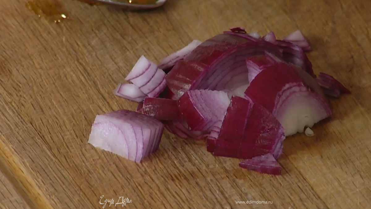 Красный лук почистить и порезать на слишком мелко.