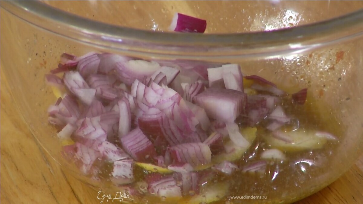 Приготовить маринад: в глубокой миске соединить лук, цедру и сок лимона, добавить оливковое масло, сахар, харису, зиру, куркуму и кориандр, поперчить, посолить и перемешать.