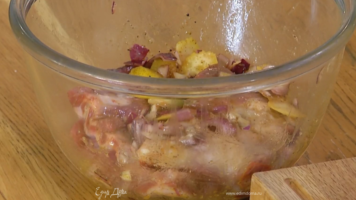 Ребрышки выложить в маринад, все перемешать, затянуть пищевой пленкой и оставить на 30–40 минут при комнатной температуре.